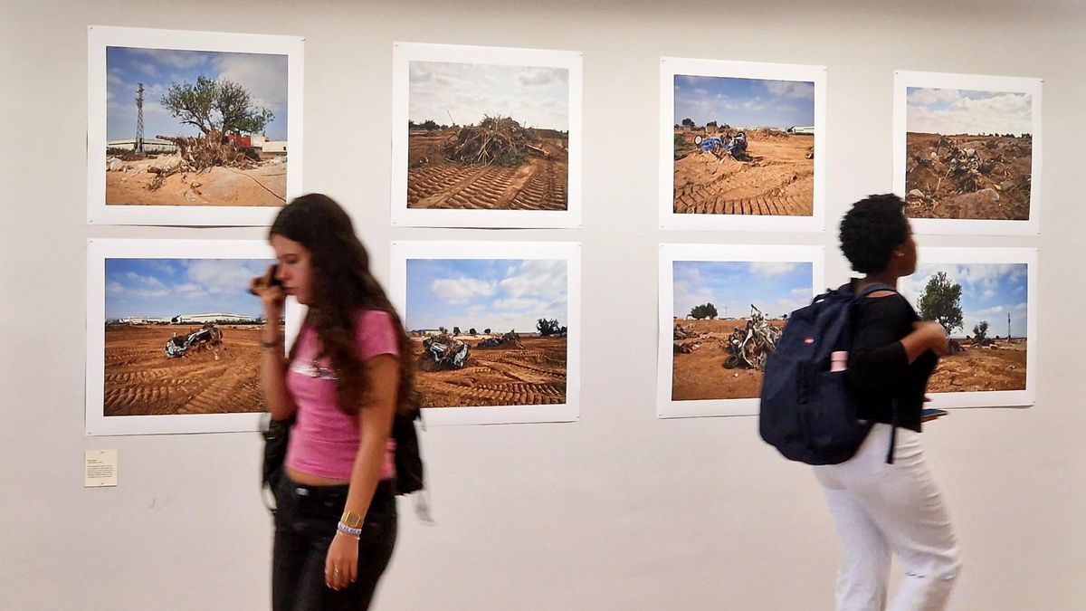 La Biblioteca de Ciències Socials Gregori Maians, de la Universitat de València, acoge la exposición 'Les escriptures de l’aigua. Una mirada social de la dana del 29 de octubre de 2024'.