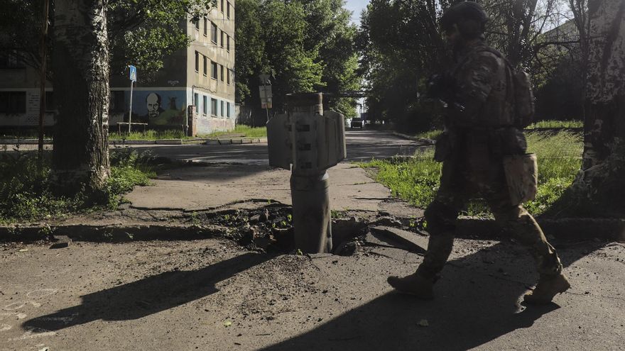 Un soldado ucraniano pasa junto a una parte de un cohete cerca de la línea del frente en la ciudad de Severodonetsk, en la región de Lugansk. EFE/EPA/STR