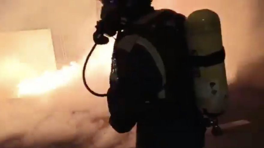 Bomberos de Tenerife graban su forma de actuar a la hora de apagar un incendio
