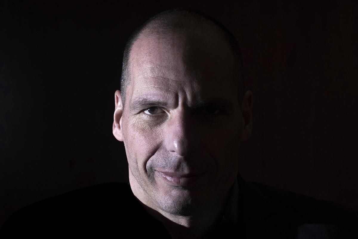 Retrato del ex ministro griego de finanzas Yanis Varoufakis con motivo de su asistencia al foro Plan B contra la austeridad en Madrid. Madrid 20/02/2016. | FERNANDO SÁNCHEZ
