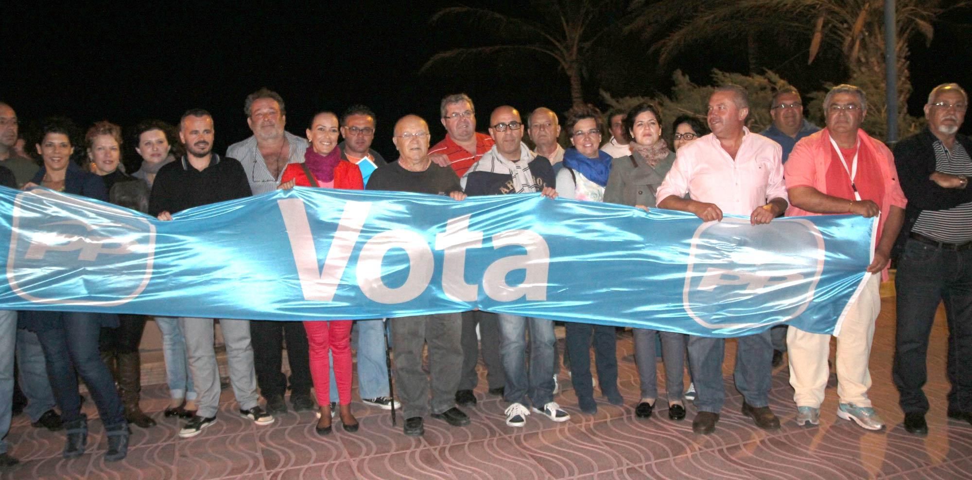 Miembros del PP durante la pegada de carteles