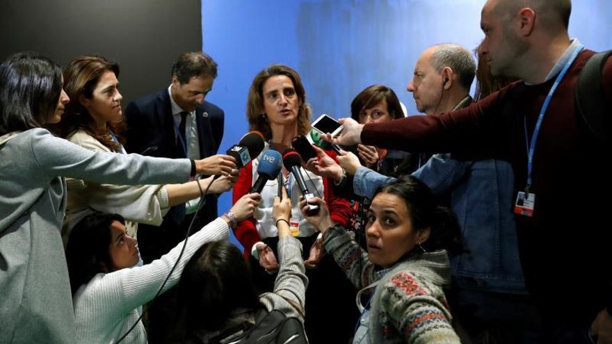 La ministra española para la Transición Ecológica en funciones, Teresa Ribera, en declaraciones a los medios durante su visita a la ZonaVerde un espacio ciudadano, de encuentro y concienciación medioambiental, con el que España quiere contribuir a facilitar la participación de toda la sociedad civil, en el marco de la tercera jornada de la 25 Conferencia de las Partes del Convenio Marco de Naciones Unidas sobre Cambio Climático (COP) que se celebra en Madrid bajo el lema "Tiempo de actuar".