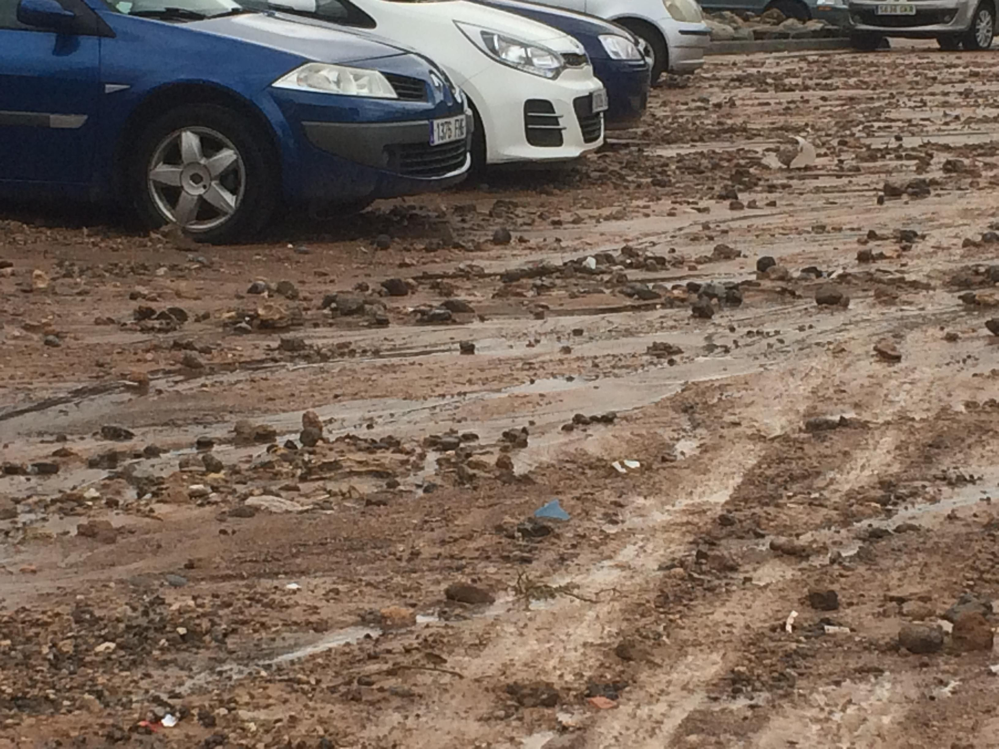 Coches atrapados por un lodazal en Las Palmas