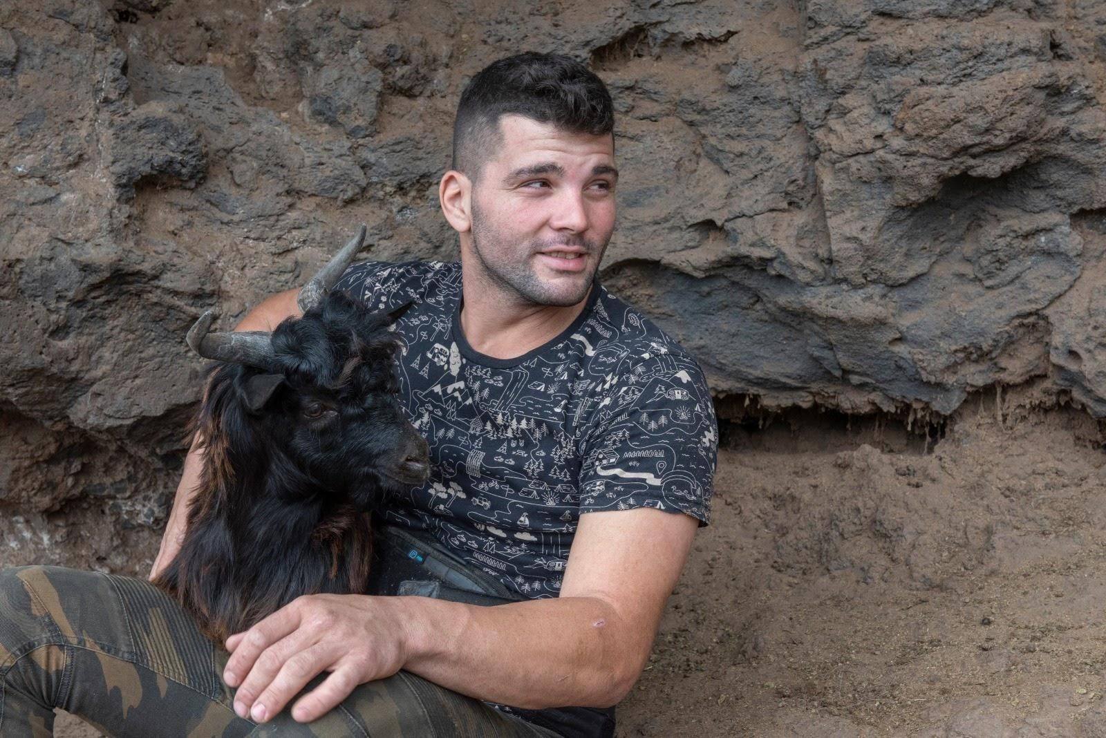 "Me he criado con las cabras palmeras desde pequeño y tenía clarísimo tomar el relevo generacional de mi padre, siempre tuve esa chispa por la ganadería".