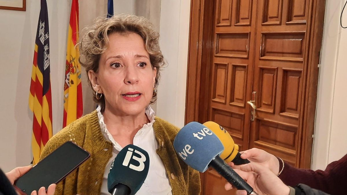 La delegada del Gobierno en Baleares, Aina Calvo, atendiendo a los medios.