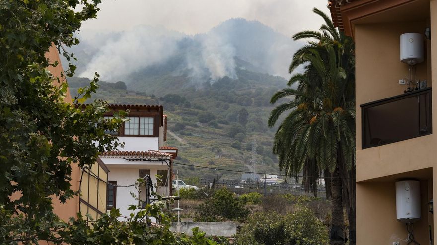 El incendio forestal avanza sin control por once municipios de Tenerife, entre ellos en Santa Úrsula, cuyos montes se ven en la imagen. EFE/Alberto Valdés