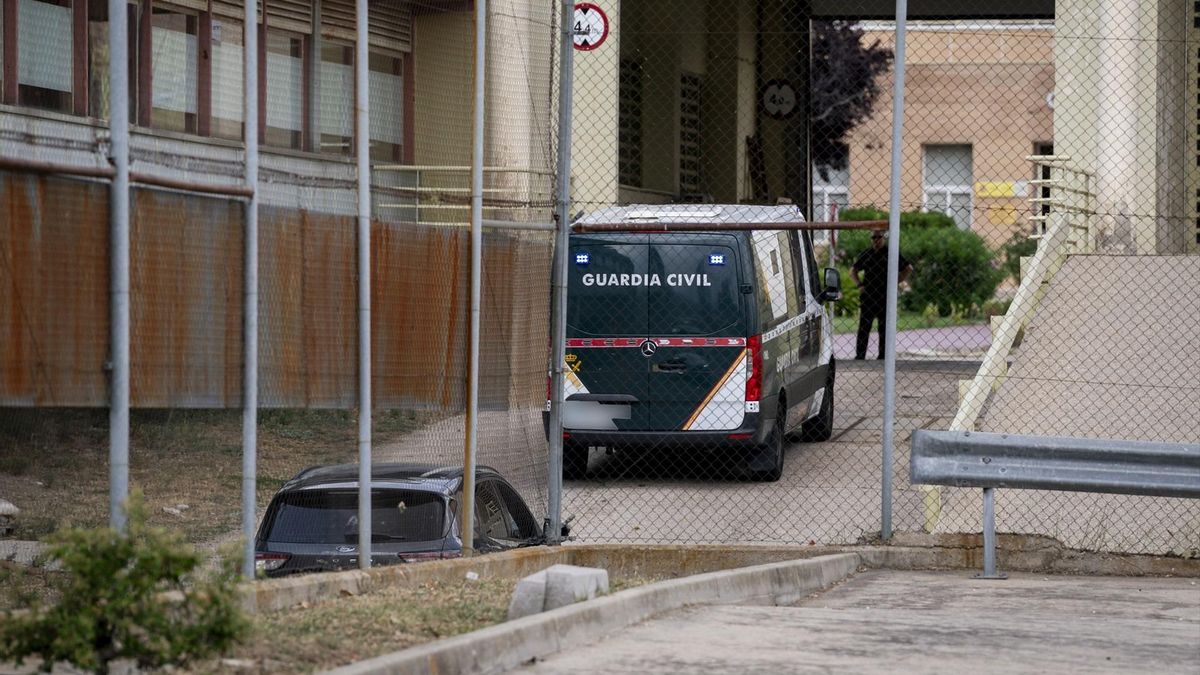 El furgón policial traslada el exsecretario de organización del PSOE Santos Cerdán a su llegada a la cárcel de Soto del Real, este lunes.