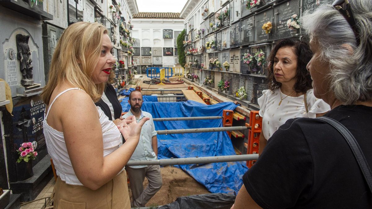 La vicepresidenta de la Diputació de València, Natàlia Enguix, al cementeri de Paterna.