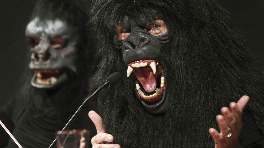 Dos Guerrilla Girls durante la presentación de la exposición retrospectiva que les dedicó el centro Alhóndiga de Bilbao en 2013
