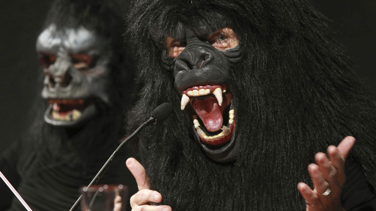 Dos Guerrilla Girls durante la presentación de la exposición retrospectiva que les dedicó el centro Alhóndiga de Bilbao en 2013