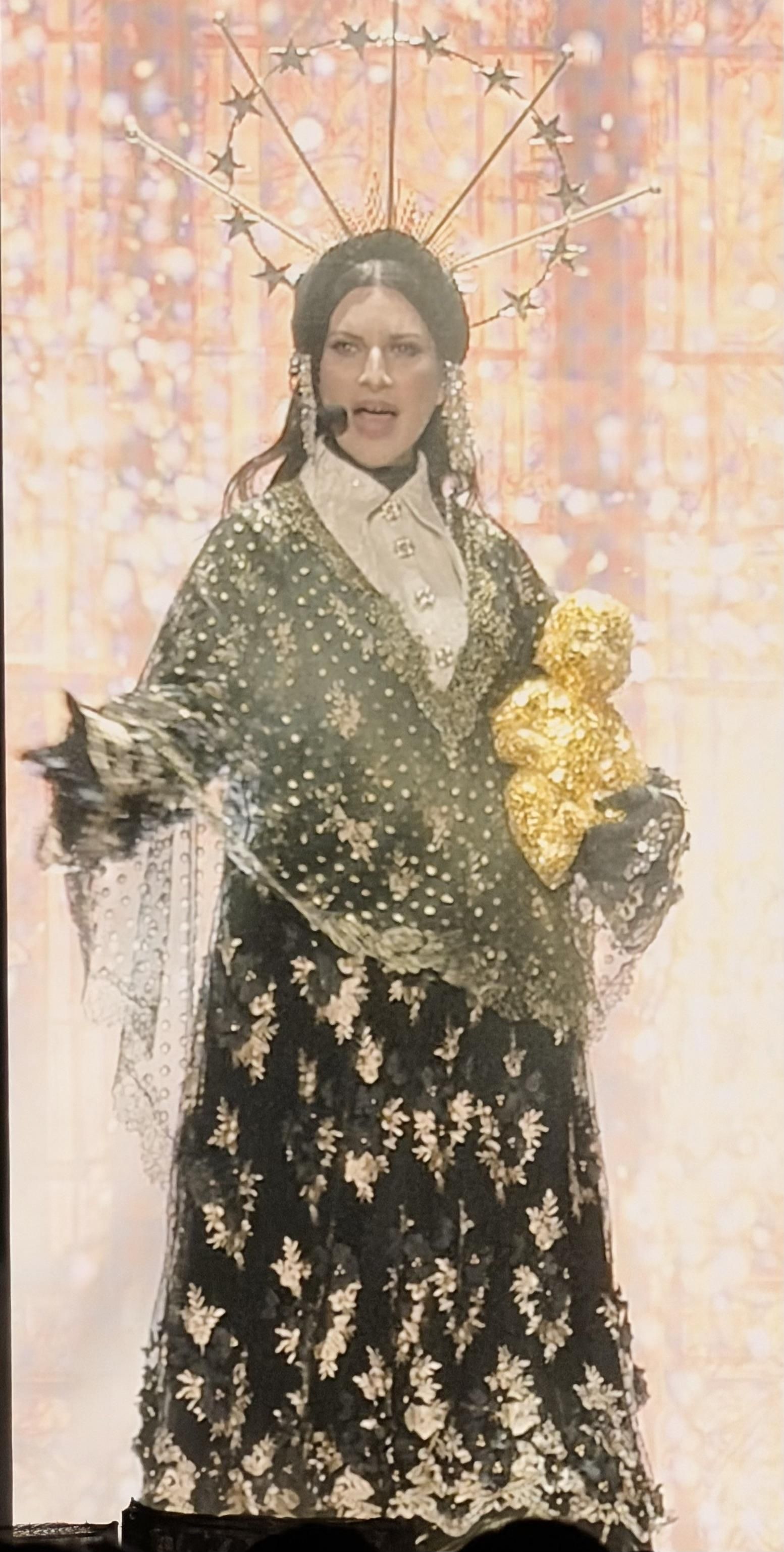 Laura Pausini interpretando 'Hijo de la Luna'.