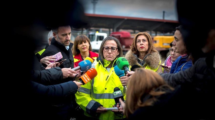 La conselleira de Infraestructuras y Movilidad, Ethel Vázquez (c), durante una visita a las obras de la estación intermodal de Ourense.
