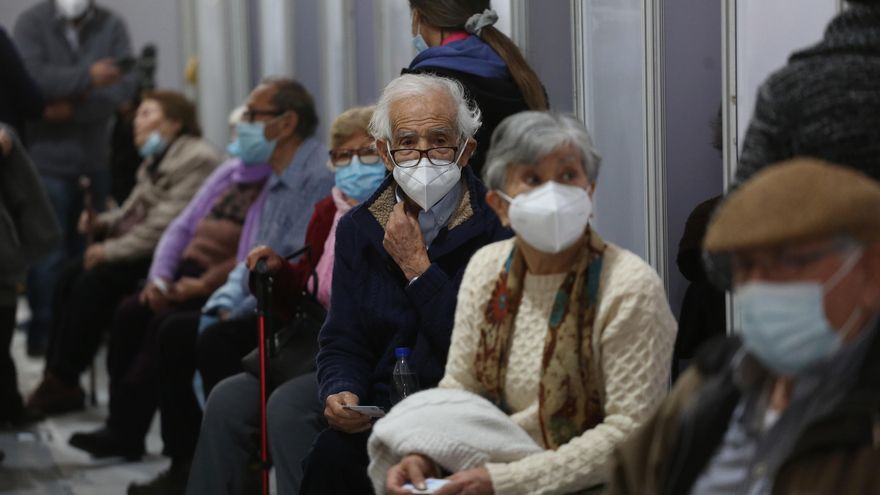 Adultos de la tercera edad llegan por una dosis de refuerzo AztraZeneca, en un centro de vacunación contra la covid-19 en Santiago (Chile). EFE/ Elvis González