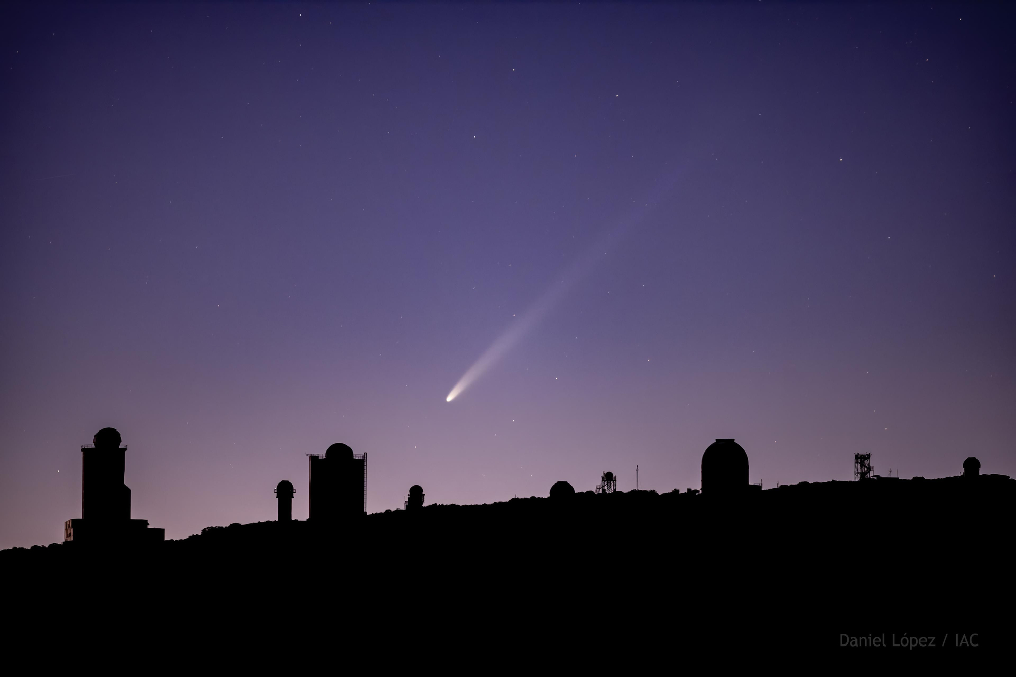 Imagen del cometa C/2023 A3 (Tsuchinshan–ATLAS) obtenida el amanecer del 26 de septiembre de 2024 con el perfil del Observatorio del Teide (IAC). (Canon Ra, 300 mm, f2.8, 2 s e ISO 3200) (Autor: Daniel López).