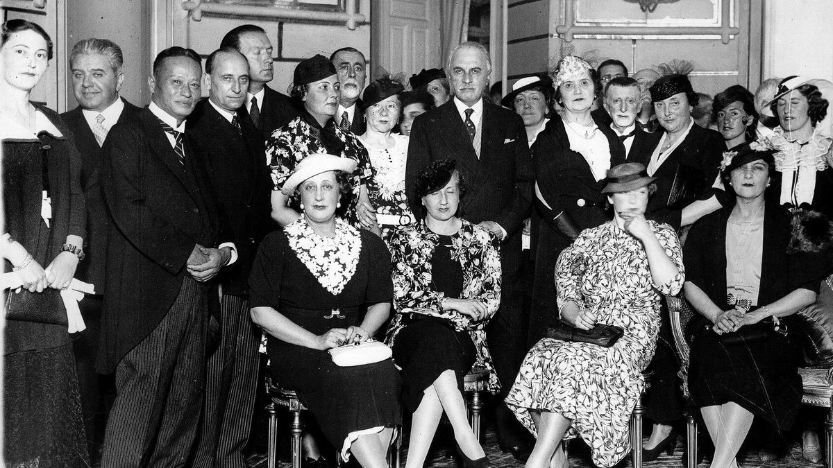 Té en honor de Dolores Rivas Cherif, esposa del presidente de la República (sentada, 2ª izda), ofrecido en el Lyceum Club Femenino por sus asociadas