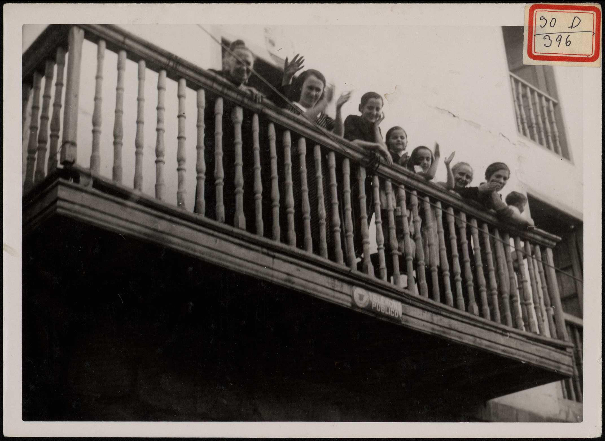 "Varios vecinos aplaudiendo y dando vivas a Franco a la entrada de las tropas nacionales en Torrelavega". 24 de agosto de 1937.