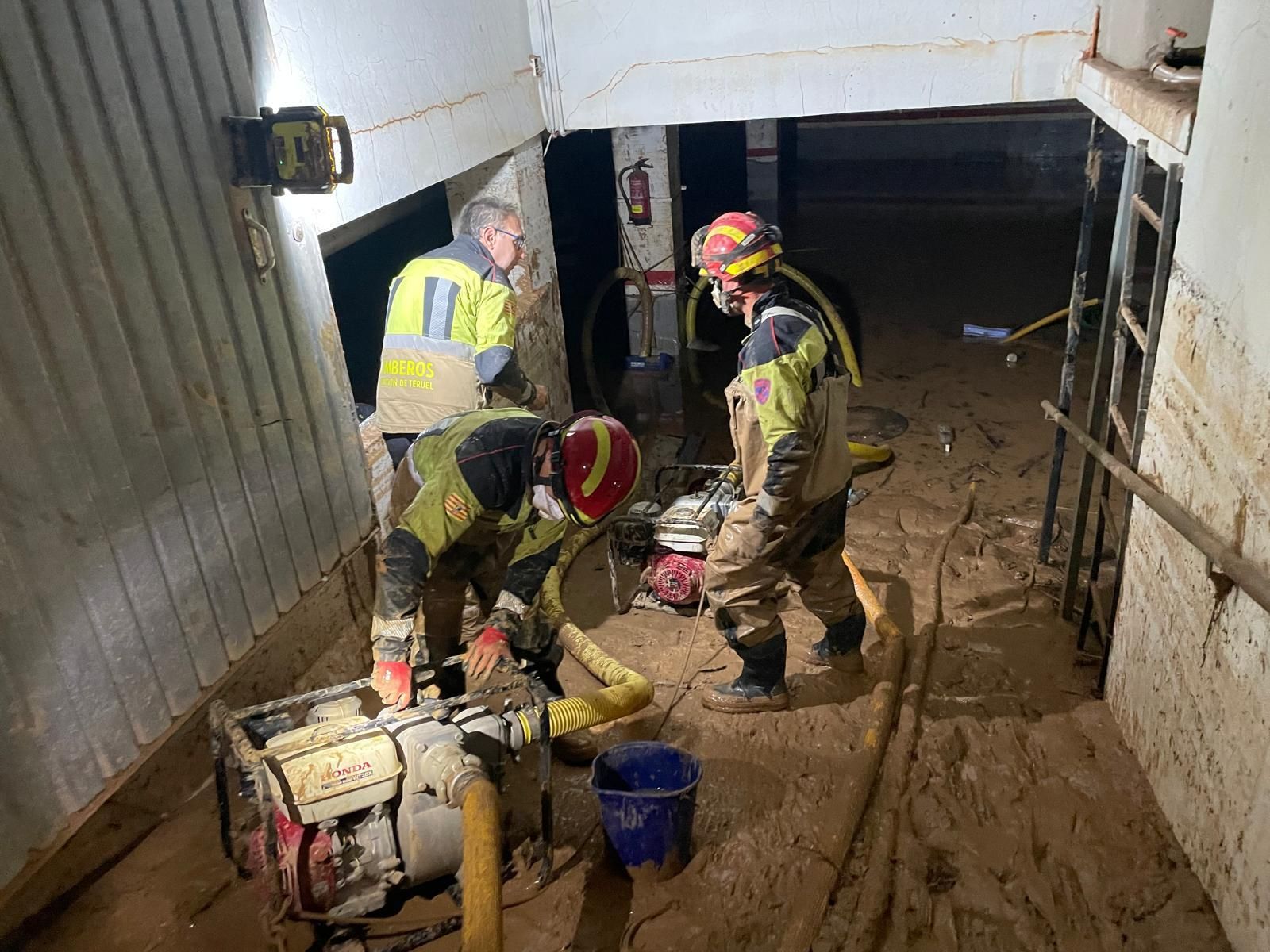 Bomberos de la Diputación de Teruel trabajando en Catarroja