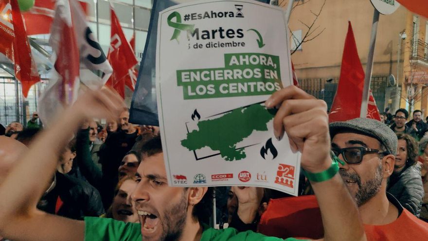 La movilización del profesorado se extiende por Cantabria y 15 colegios e institutos vivirán encierros este martes