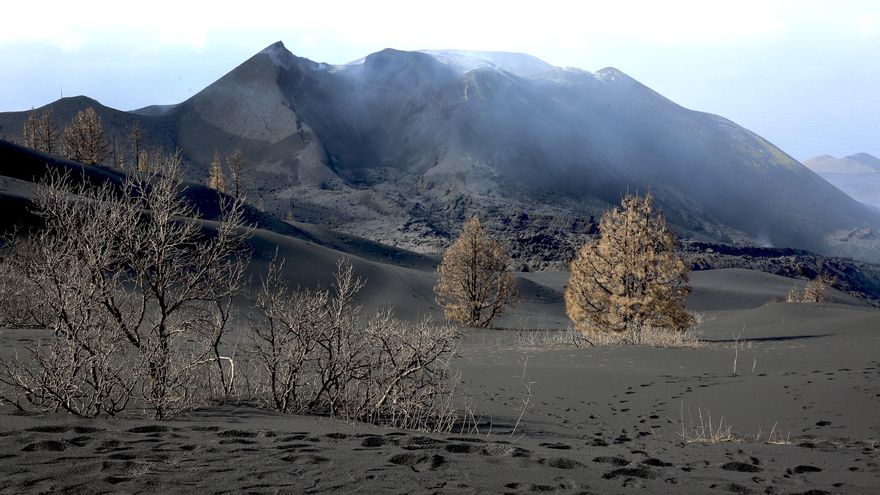 El volcán de La Palma desde Cabeza de Vaca este 20 de diciembre tan solo emite vapor de agua y gases como dióxido de azufre y de carbono.