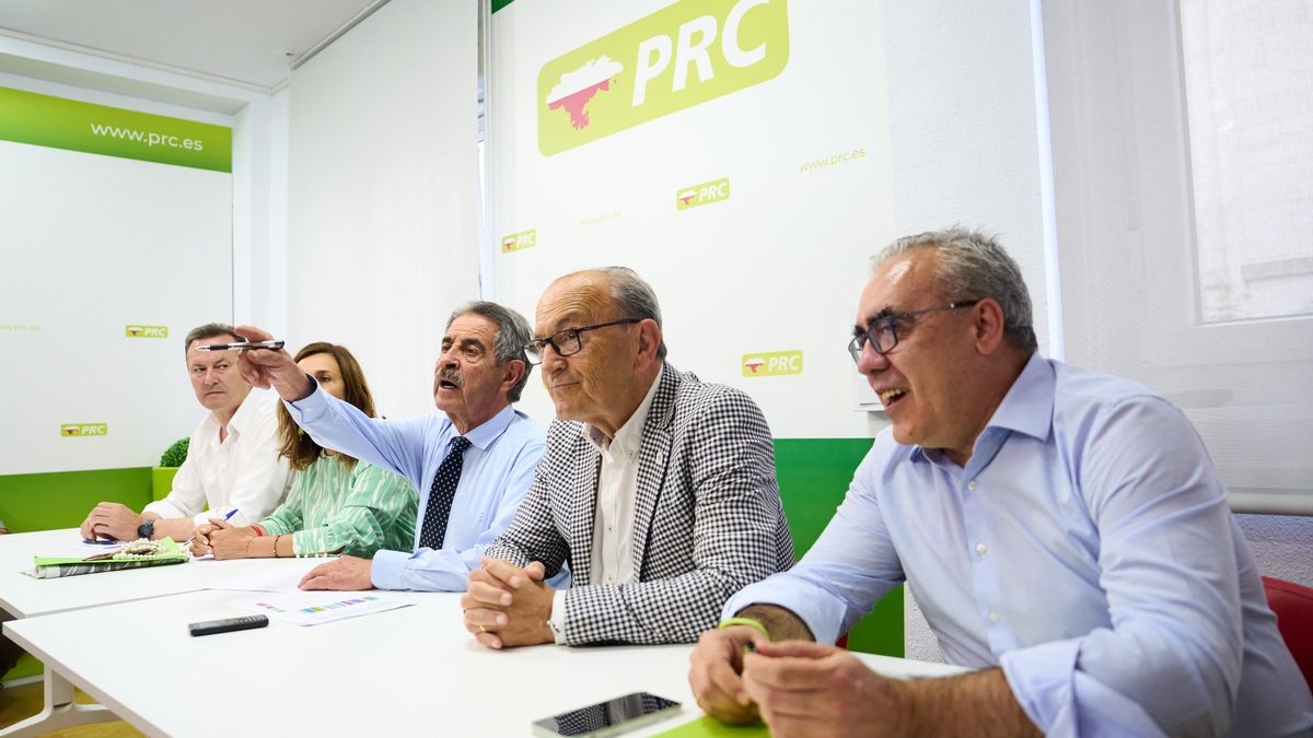 El secretario general del PRC, Miguel Ángel Revilla, junto a los vicesecretarios, Guillermo Blanco, Paula Fernández y Javier López Marcano, y el portavoz parlamentario, Pedro Hernando