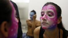 La artista Xiomara González, de la productora Casa Tomada, se prepara para realizar una presentación el pasado 11 de octubre de 2019, en Medellín (Colombia).
