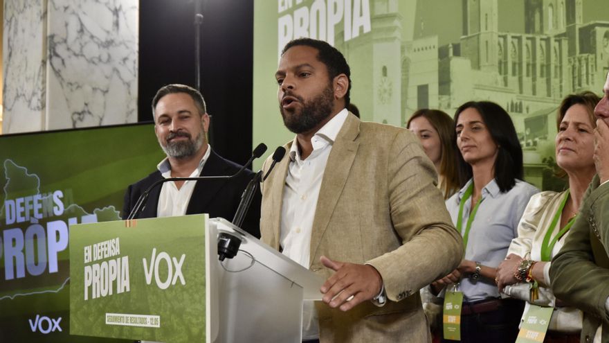 El secretario general y candidato de VOX a las elecciones catalanas del 12 de mayo, Ignacio Garriga, interviene tras el recuento de votos durante seguimiento de la jornada electoral de elecciones autonómicas de Cataluña.