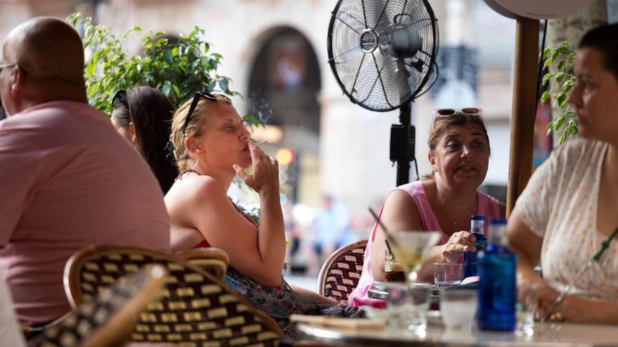 El tabaco vuelve a las últimas terrazas que resistían sin humo: “Hay que cambiar la ley para prohibirlo”