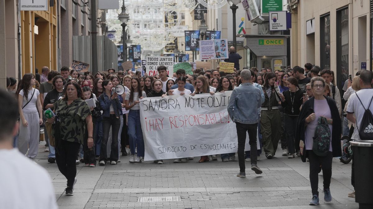 Centenares de estudiantes se concentran en Córdoba contra el acoso tras el suicidio de la joven Sandra Peña