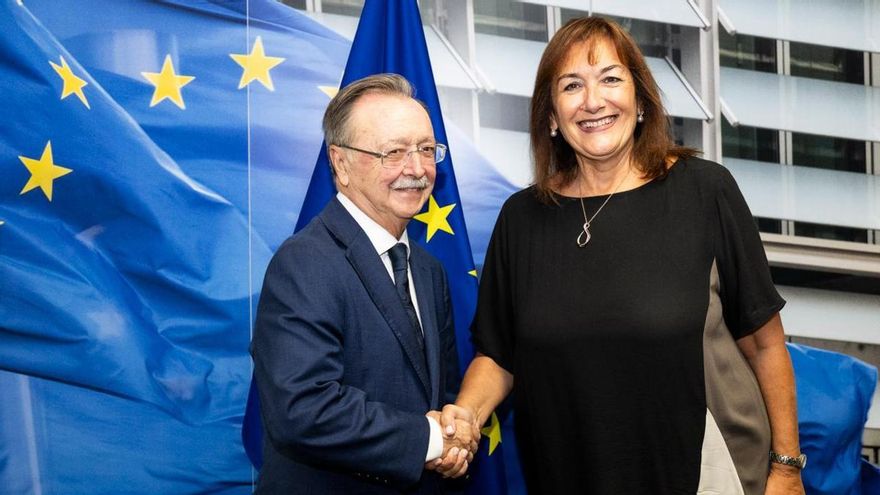 El presidente de Ceuta, Juan José Vivas, con la comisaria europea para el Mediterráneo, Dubravka Šuica, en el encuentro en Bruselas para hablar sobre la crisis migratoria en Ceuta.