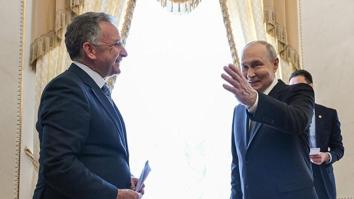 El presidente ruso, Vladímir Putin, saluda al enviado especial de Estados Unidos, Steve Witkoff, en el Palacio de Constantino, el  21de octubre de 2026.