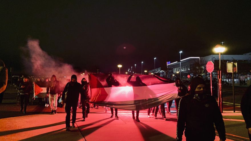 Cientos de banderas de Palestina y cánticos de “Israel, genocida” en el partido del Maccabi contra el Baskonia