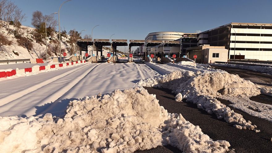 Vista del acceso a uno de los aparcamientos del aeropuerto Adolfo Suárez Madrid-Barajas cubierto parcialmente de nieve este lunes en Madrid. EFE/Fernando Villar