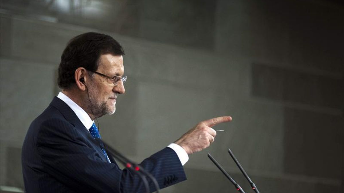 Rajoy señala al periodista elegido para hacer la pregunta.