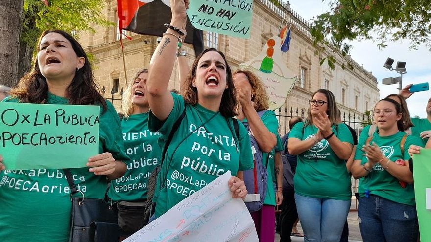 La educación pública se reivindica con el arranque del curso ante el Parlamento de Andalucía: "Más docentes, menos ratio"