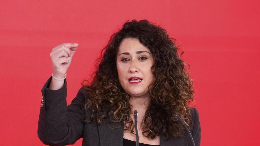 La secretaria de Estudios y Programas y portavoz adjunta del PSOE, Enma López, durante una rueda de prensa este lunes en la sede de Ferraz.