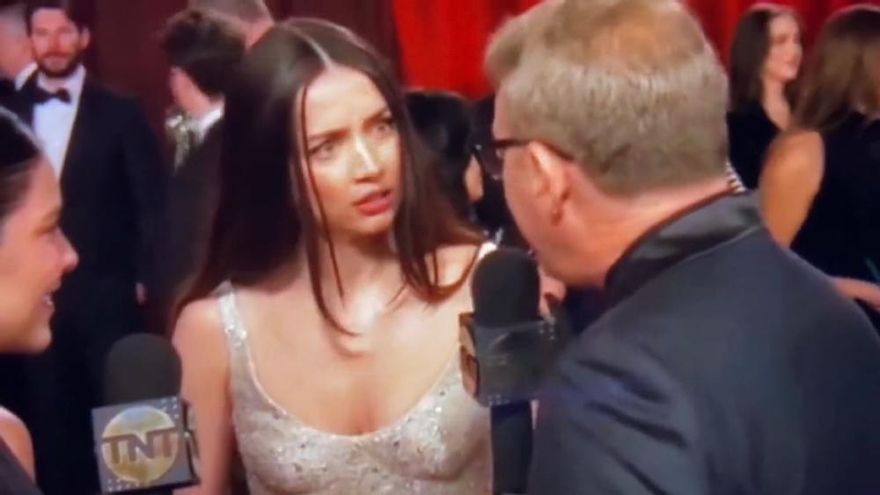 Ana de Armas responde incrédula a una pregunta en la alfombra roja de los Oscar: "Yo no viví en ningún sillón"