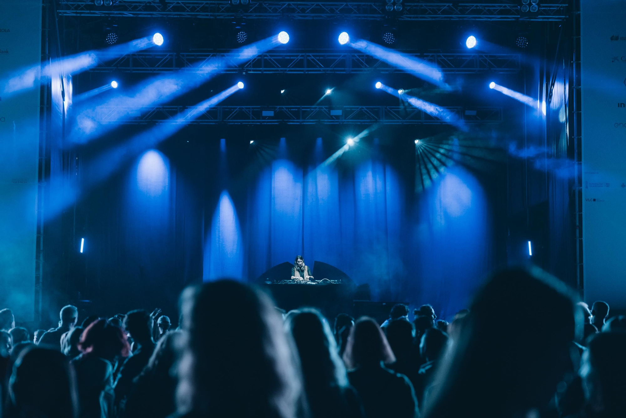 Ley DJ pinchando en directo desde el escenario de la Plaza del Ayuntamiento