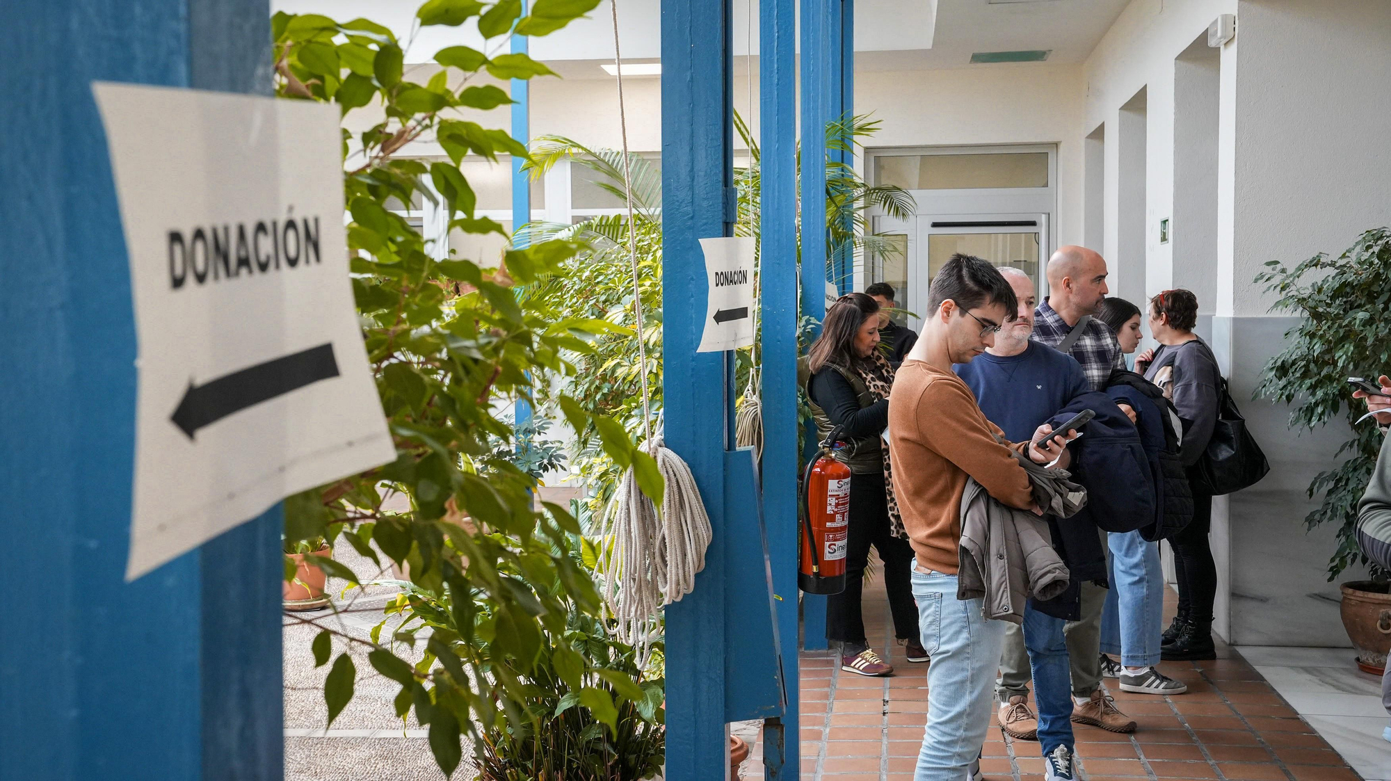Donantes de sangre acuden al Centro de Transfusión, Tejidos y Células de Córdoba