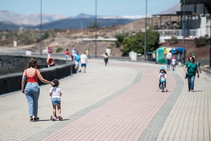 Niños en las calles de Arrecife en este primer domingo en que pueden salir