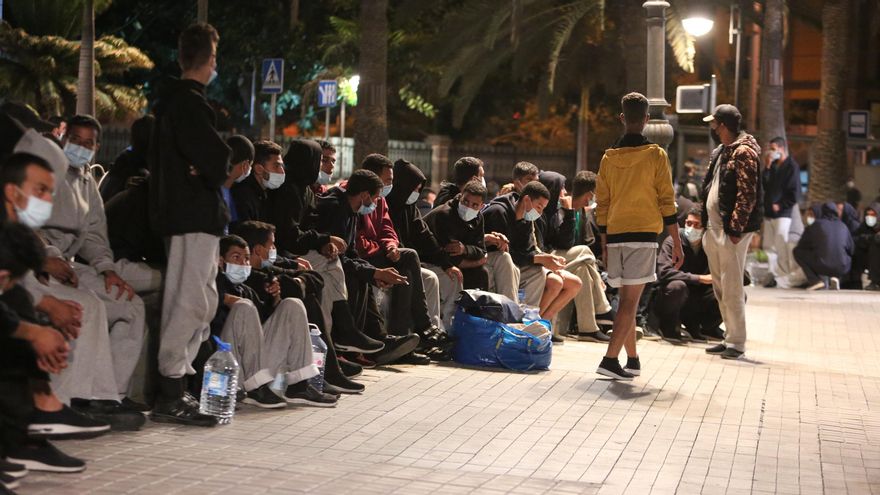 Seis horas de angustia en la calle, sin recursos ni información, para los 227 migrantes desalojados del muelle de Arguineguín