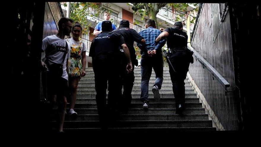 Mossos d'Esquadra y Policía Nacional en un dispositivo conjunto contra los carteristas reincidentes, en Barcelona, el pasado mes de agosto.