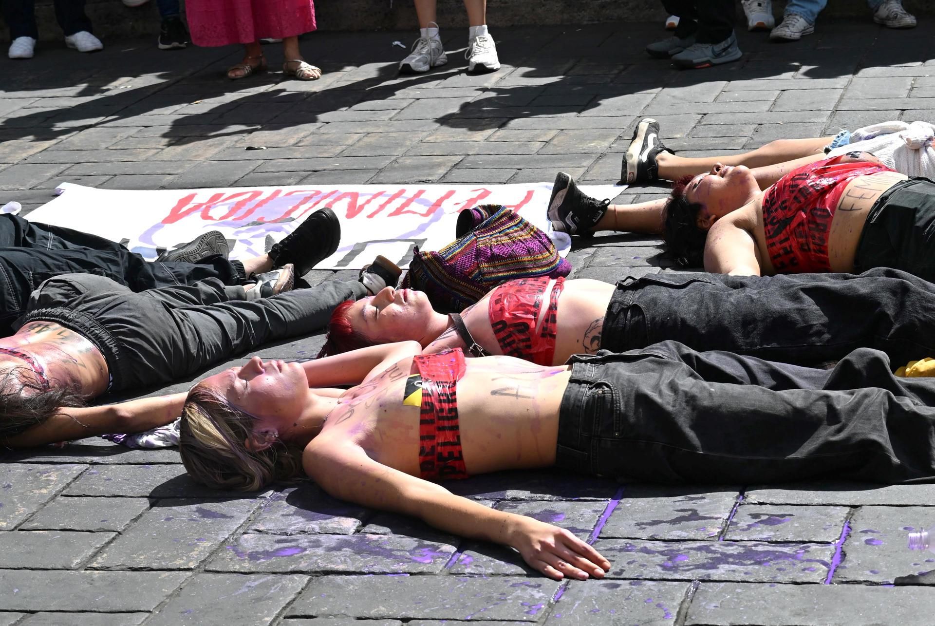 Estudiantes y activistas mexicanas protestan en el estado de Morelos (México), tras el asesinato de la joven española Claudia Tacoronte, el 16 de septiembre de 2026.