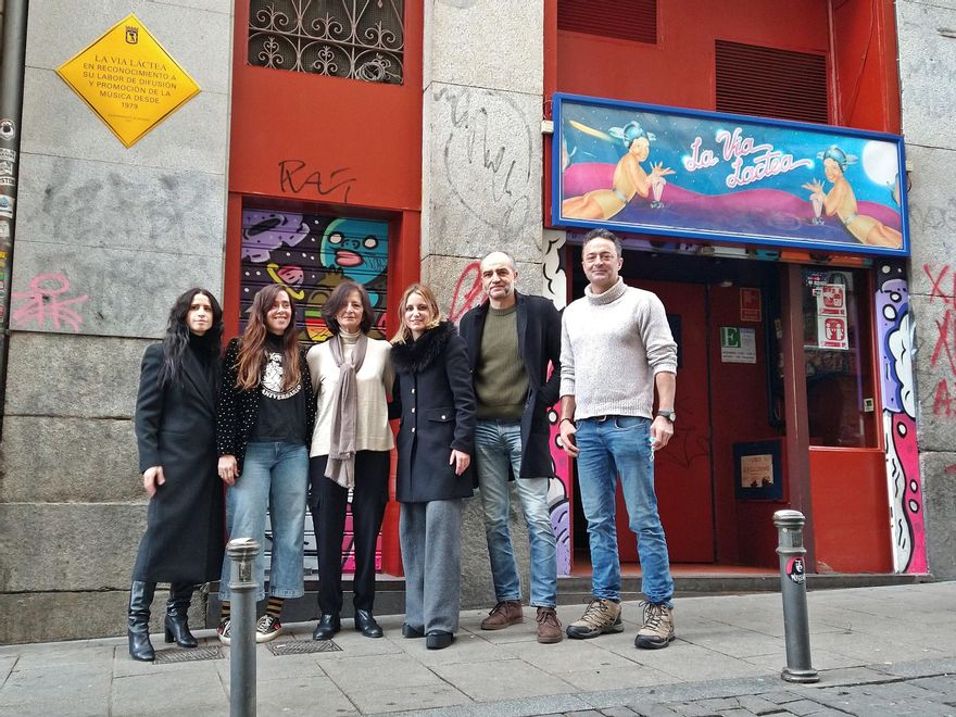 Representantes municipales y miembros de la familia que gestiona La Vía Láctea, en la inauguración de la placa
