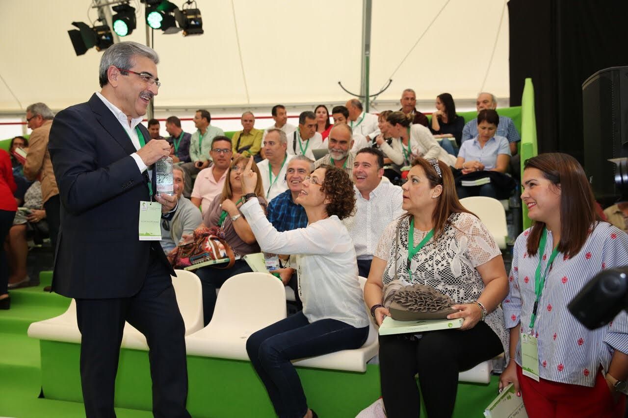 Román Rodríguez bromea con militantes en el IV Congreso Nacional de Nueva Canarias. (Alejandro Ramos)