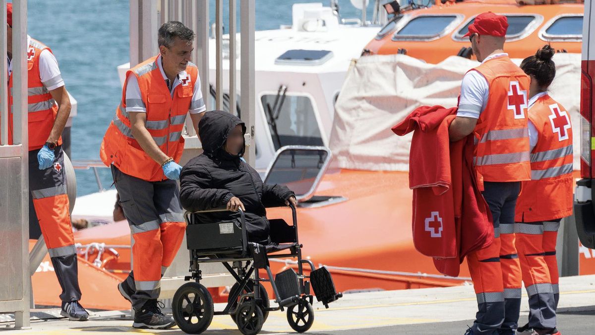 La Salvamar Al Nair ha rescatado este martes a 38 migrantes de origen magrebí y subsahariano, entre ellos siete mujeres y dos adolescentes localizados a bordo de una lancha neumática 40 kilómetros al este de Lanzarote. Sus ocupantes han sido desembarcados en el puerto de Arrecife.