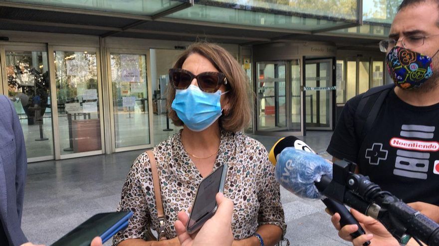 Celia Zafra, jefa de Administración de la EMT de València, a la salida de la Ciudad de la Justicia.
