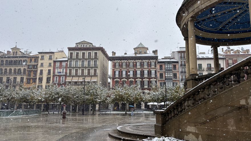 La nieve llega a Pamplona y obliga a cerrar cinco carreteras en Navarra