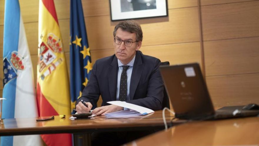 Fotografía cedida por la Xunta que muetsra a su presidente , Alberto Núñez Feijóo, durante la videoconferencia con el presidente del Gobierno, Pedro Sánchez y los presidentes autonómicos.