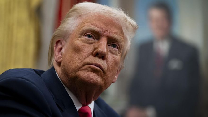 Las primeras grietas del Gobierno de Trump empiezan a asomar en medio del caos