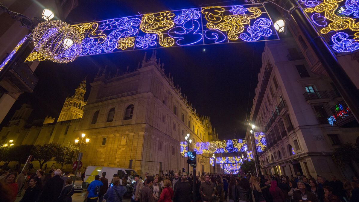 Archivo - Alumbrado navideño en Sevilla, en foto de archivo.